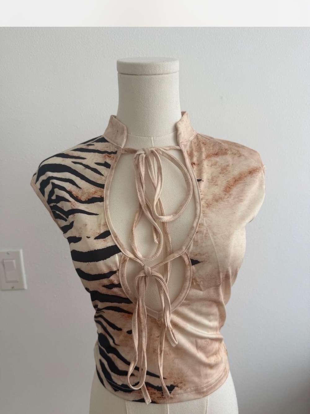 Tie-Front Zebra Print Crop Top in Beige/Black
